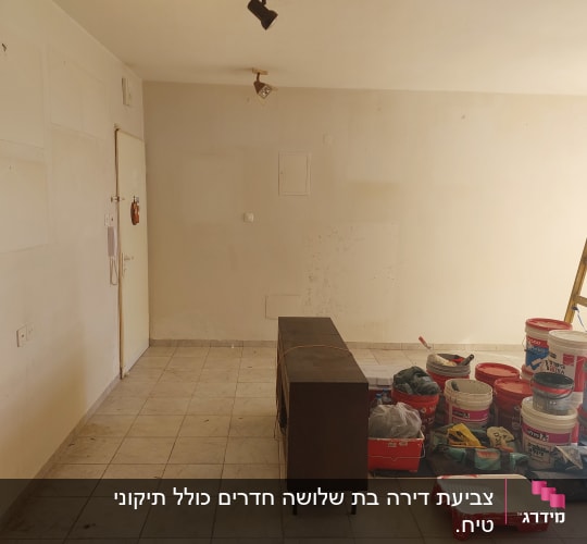 סולמות, דליי צבע וכלי עבודה לצביעה בחדר